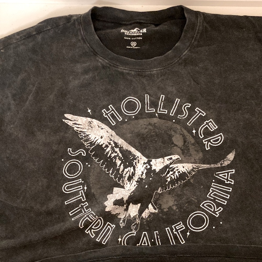 HOLLISTER CROP TOP SO CUTE WITH BLACK AND WHITE TIE DIE SOCAL GREAT CONDITION🥥